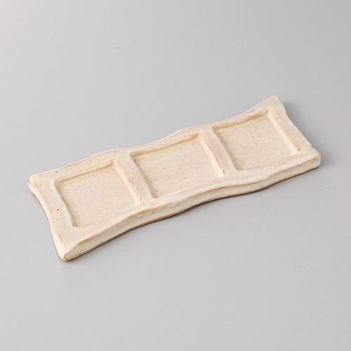 【みやび街道5-169】粉引三連長角珍味皿　手造 (本商品の販売を終了致しました)